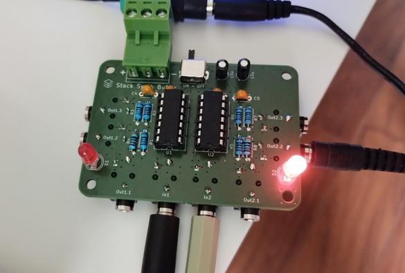 the finished buffer. the two inputs and one output are connected. the LED for the second input is lit, since there is some voltage.