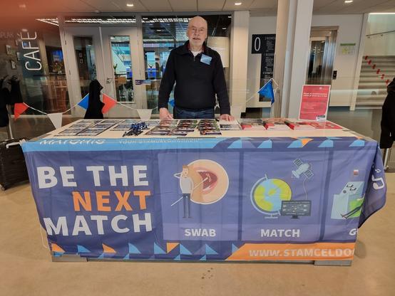 Meindert van Dijk achter de Matchis-promotie stand tijdens De Hollandse 100 van Lymph&Co in het Thialf ijsstadion in Heerenveen.
