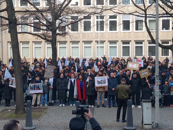 Demonstration von Jesidinnen und Jesiden für ihr Bleiberecht