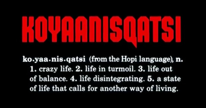Szene aus dem Film Koyaanisqatsi mit der Erklärung des Filmtitels