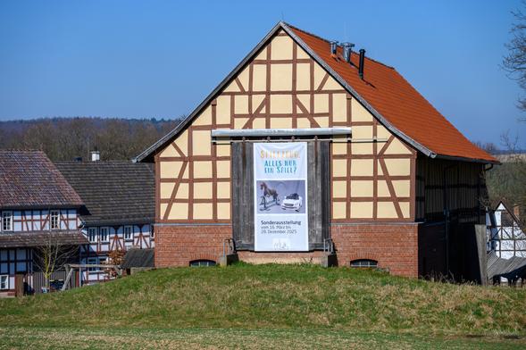 Bild einer Scheune mit Plakat zur Sonderausstellung