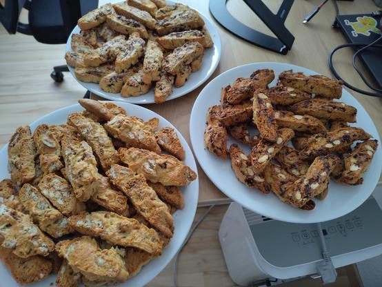 3 Teller Cantucci, die unglaublich lecker aussehen in leicht bis stark gebräunten Zustand.