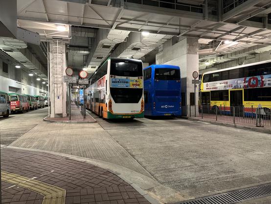 Auf der linken Seite der Halle stehen sehr viel hintereinander geparkte light Busses