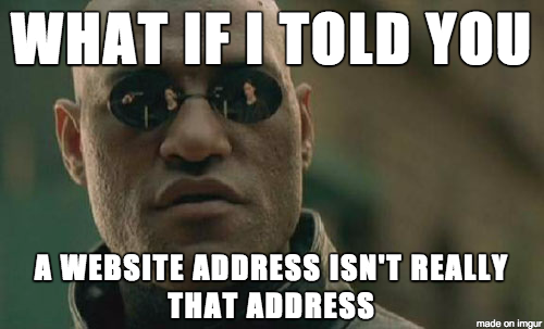 Morfeu de la saga de Matrix, fent una cara existencial amb unes ulleres de sol incomodíssimes de persona interessant, revelant una veritat: "What if I told you a website address isn't really that address"

És a dir: i si et digués que l'adreça d'una web (el seu nom, com bcn.fedi.cat) no és realment la seva adreça (que és l'adreça IP, com 51.15.134.186).

Fa referència a que el protocol DNS permet traduir dels noms com bcn.fedi.cat a adreces IP. És un protocol estructural de la Internet d'avui dia, i un dels problemes que té és que per defecte, les consultes DNS ni es xifren (privacitat) ni es verifiquen (es poden falsejar!)