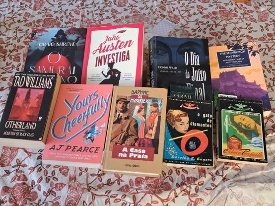 One picture with nine books:
1. O Samurai Africano, Craig Shreve
2. Jane Austen Investiga
3. O Dia do Juízo Final, Connie Willis
4. The Edinburgh Mystery
5. Otherland Volume Three, Tad Williams
6. Yours Cheerfully, A J Pearce
7. A Casa na Praia, Daphne du Maurier
8. O gato de diamantes, Dorothy L. Sayers
9. Crime Perfeito, Dorothy L. Sayers
