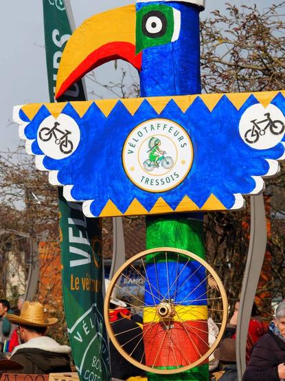 Photo d'un grand totem indien que l'association a créé pour un char du carnaval de Tresses en mars. Il est de couleurs vives et constitué d'accessoires vélo comme une roue.