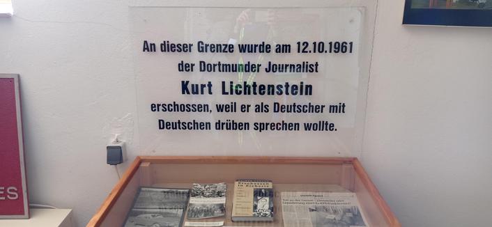 "An dieser Grenze wurde am 12.10.1981 der Dortmunder Journalist Kurt Lichtenstein erschossen, weil er als Deutscher mit Deutschen drüben sprechen wollte"