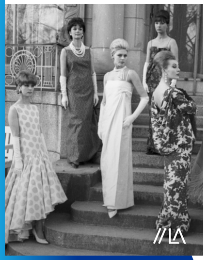 Fünf Models in Abendkleidung vor dem Wiesbadener Kurhaus, 1951