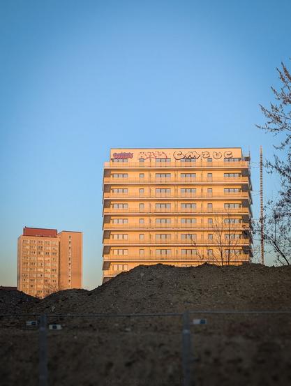 LostPlace Fotografie Leipzig: alt (Gurkenfabrik) neben neu (Neubauten)