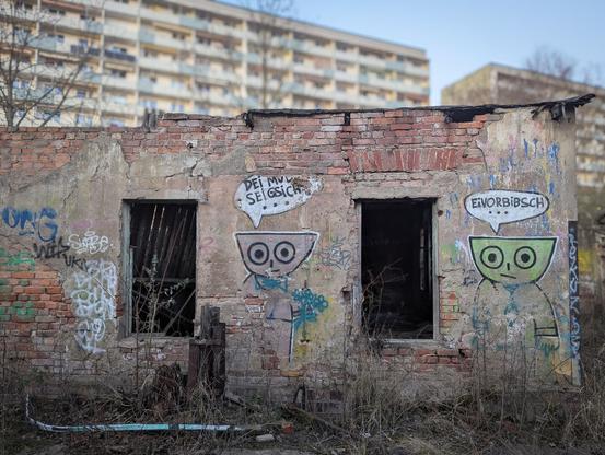 LostPlace Fotografie Leipzig: alt (Gurkenfabrik) neben neu (Neubauten)