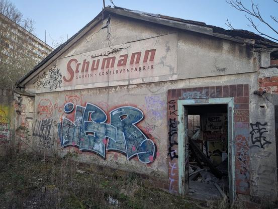 LostPlace Fotografie Leipzig: alt (Gurkenfabrik) neben neu (Neubauten)