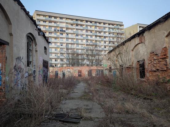 LostPlace Fotografie Leipzig: alt (Gurkenfabrik) neben neu (Neubauten)