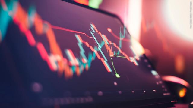 Auf einem Laptopbildschirm ist ein Kerzenchart zu sehen. Finanzexperten raten auch bei fallenden Kursen nicht zum Verkauf von ETFs.  (Foto: IMAGO, IMAGO / Pond5 Images)