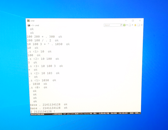 Ein paar Zeilen Ein- und Ausgabe in GForthbin einem hell getönten Konsolenfenster. Ein blauer Farbverlauf des Desktopbildes dahinter.