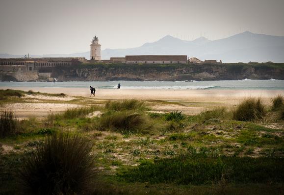 La spiaggia atlantica di Tarifa, nei pressi dello stretto di Gibilterra, con le montagne del Marocco sullo sfondo.