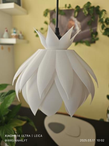 Ein vierteiliger Lampenschirm in weiß in Form von Seerosenblüten. Drei mit der Öffnung nach unten ineinander verschachtelt und eine kleine nach oben um den Lamensockel zu verbergen.