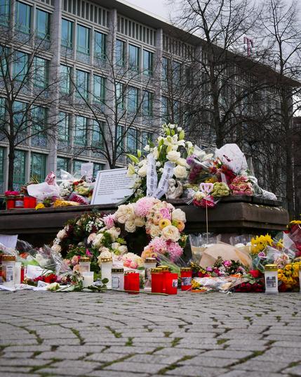 Niedergelegte Blumen und Kerzen am Gedenkort am Paradeplatz Mannheim