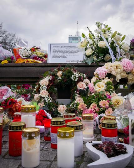 Niedergelegte Blumen und Kerzen am Gedenkort am Paradeplatz Mannheim