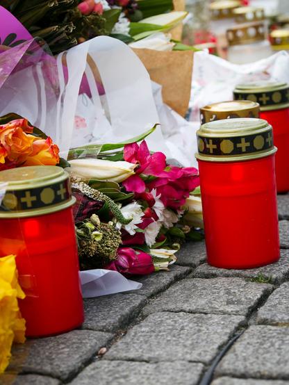 Niedergelegte Blumen und Kerzen am Gedenkort am Paradeplatz Mannheim