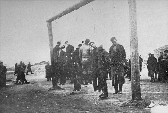 Jews being hanged in the Lwów Ghetto, 1942. By Unknown author – https://collections.ushmm.org/search/catalog/pa10135, Public Domain, https://commons.wikimedia.org/w/index.php?curid=91637427