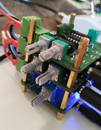 closeup of the side potentiometers. the ones of the VCO are very close to each other, the ones of the mixer are better usable.