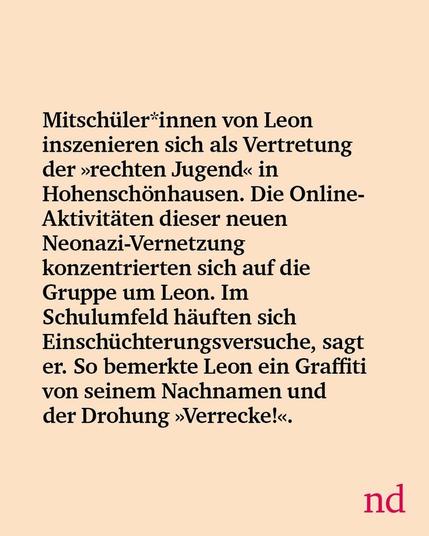 Slide 3: Mitschüler*innen von Leon inszenieren sich als Vertretung der »rechten Jugend« in Hohenschönhausen. Die Online-Aktivitäten dieser neuen Neonazi-Vernetzung konzentrierten sich auf die Gruppe um Leon. Im Schulumfeld häuften sich Einschüchterungsversuche, sagt er. So bemerkte Leon ein Graffiti von seinem Nachnamen und der Drohung »Verrecke!«.