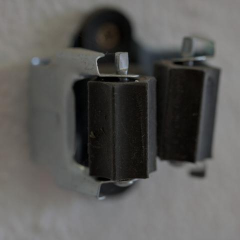 Besenhalter an der Wand