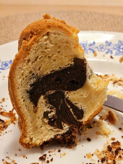 Angeschnittener Marmorkuchen dessen Schokoteil eine den Buchstaben Pi ähnliche Marmorierung zeigt