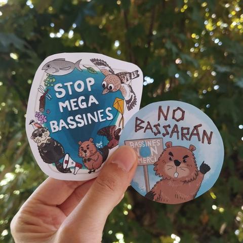 Photo de deux stickers anti mégabassines.