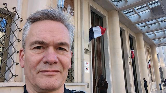 Foran regeringsbygning i Paris