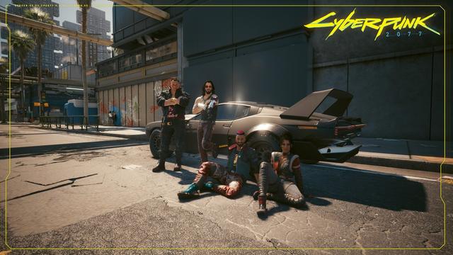 Ein Screenshot aus dem Spiel. Es ist ein Gruppenbild mit Jackie, Johnny, V und Panam, die vor V Auto posieren und in die Kamera schauen.