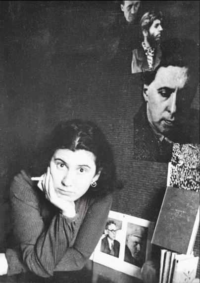 Etty Hillesum in un ritratto del 1937
nella sua stanza. Sulla parete ritratti dei suoi scrittori preferiti.
ph. Bernard Meylink