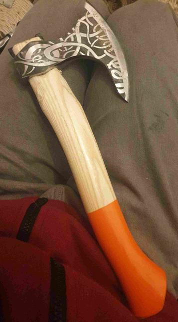 Hachette de hipster semblant inutile au premier abord, s'est révélée fonctionelle après mise en place d'un manche en bois avec partie orange pétant.
Le fer est un peu plus large que la main, épais, asymétrique aussi avec partie basse descendant pour protéger la main. Jolis motifs sur la lame, sortes de courbes en entrelacs.
Fabrication pakistanaise, les motifs s'effacent un peu à l'utilisation, mais ça fait partie du jeu ,o)
Métal correctement dur cependant.
