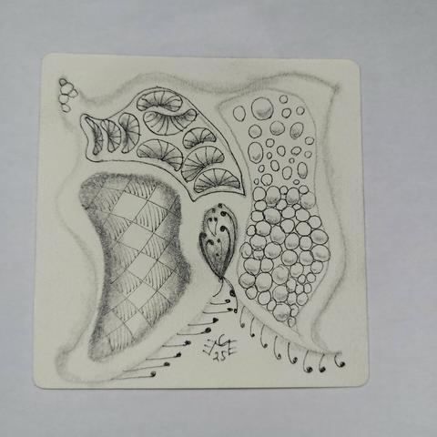 Klassische Zentangle Kachel nur mit Bleistift, Tuschestift und Wischer. String ist Pangea mit 3 Kontinenten, Tangles sind Fescu, Molygon, Knightsbridge, and Tipple. Not a lot of contrast here, but shading adds a bit of 3d.