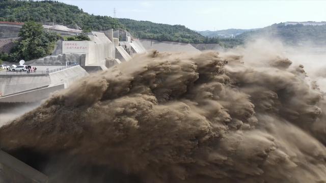 photo - annual cleaning of the Xiaolangdi Dam