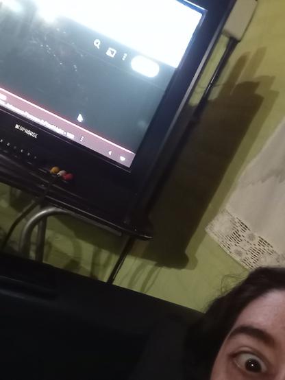 Un televisor de tubo muy pesado con una computadora muy pequeña.