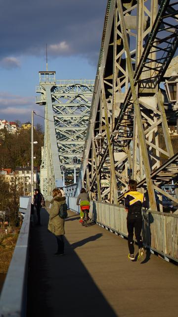 Blick entlang der Brücke, auf dem Fußweg