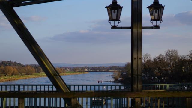 Blick quer über die Brücke, zur Elbe
