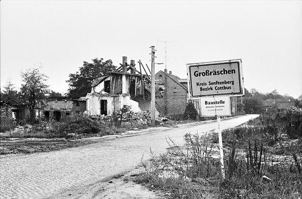 Ein Foto vom Dorfeingang. Das zu sehende H  aß us ist schon zerstört.