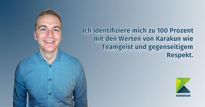 Ein lächelnder Mann in einem blauen Hemd steht vor einem blau verlaufenden Hintergrund. Rechts neben ihm befindet sich ein Text in deutscher Sprache: „Ich identifiziere mich zu 100 Prozent mit den Werten von Karakun wie Teamgeist und gegenseitigem Respekt.“ Unten rechts im Bild ist das Karakun-Logo zu sehen.