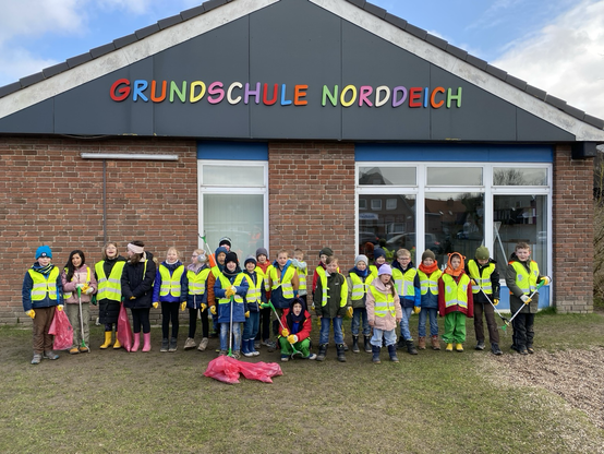 Kinder der Grundschule Norddeich sammeln Müll rund um ihre Schule