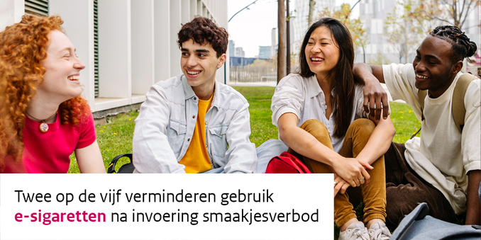 Afbeelding van vier jonge volwassenen die op gras zitten en lachen. Tekst onderaan de afbeelding: 'Twee op de vijf verminderen gebruik e-sigaretten na invoering smaakjesverbod.