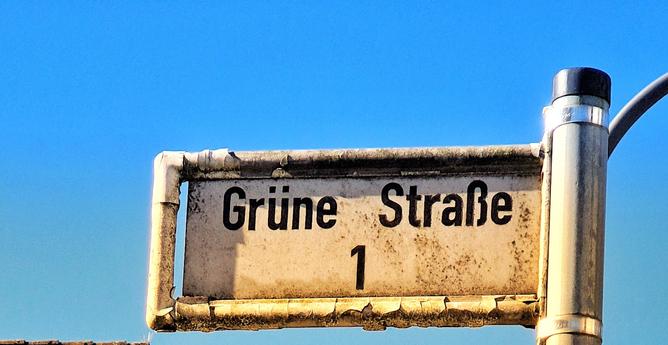 Bild eines Straßenschild mit der Aufschrift Grüne Straße 1

Image of a street sign with the inscription Grüne Straße 1 / Green Street 1