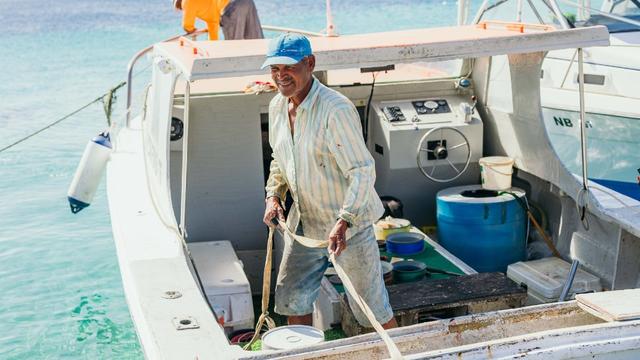 Man aan het werk op vissersboot nabij Bonaire.
