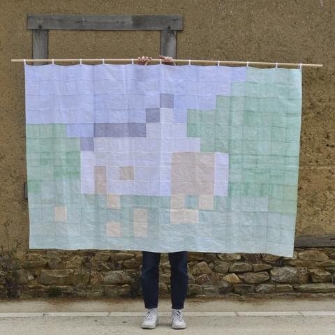Rideau cousu à partir de carrés de textiles teintés