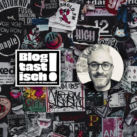 Ein quadratisches Teaser-Bild für das Event Blogtastisch - Das Meetup für die Bloggosphäre. Der Hintergrund ist eine Wand, die komplett mit Sticker vollgepflastert ist. Könnte eine Klotür in einem Club sein. Link-mittig ist das Blogtastisch Logo: Blog-tast-isch, in drei Zeilen, weiß auf Schwarz mit dicker Schrift. Rechts ist das Profilfoto von Matthias Pfefferle zu sehen. Monochrom, freundlicher Gesichtsausdruck, keine Haare auf dem Kopf aber 3-Tage-Bart, eine runde Brille, die ihm steht.