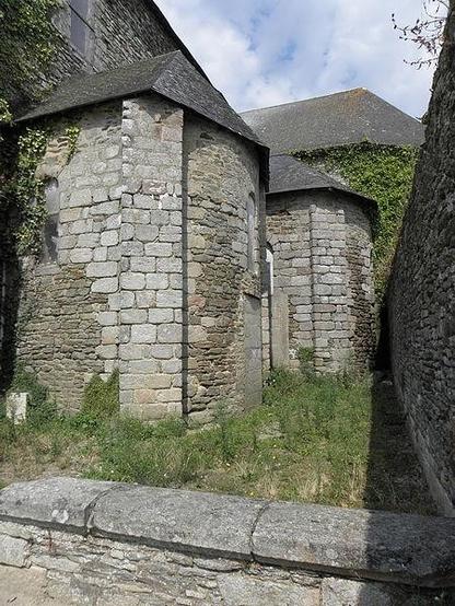 Eglise Saint-Martin à #Josselin (#Morbihan) Fondation de l'ancien prieuré en 1105. L'église devient paroissiale vers 1400. L'abside d'origine a été remplacée à la fin du XVIe siècle ou au début du 17e par un ch...
Suite 👉 https://monumentum.fr/monument-historique/pa56000057/josselin-eglise-saint-martin
#Patrimoine #MonumentHistorique
Photo CC-BY-SA 4.0 : GO69