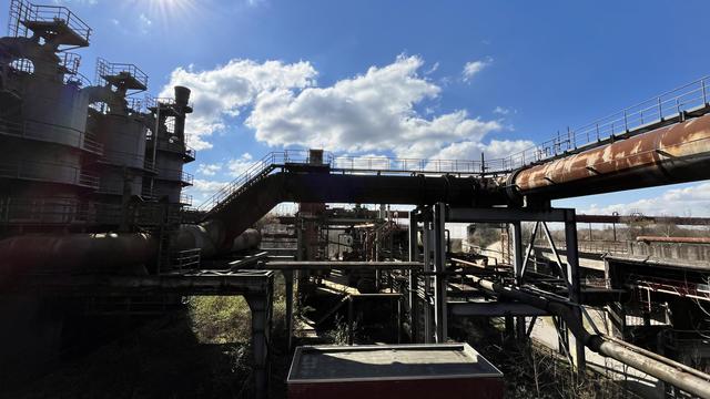 Fette Stahlrohre dominieren das Bild, im Hintergrund bleibt Himmel mit weißen Wolken. Ein genauer Blick zeigt aber auch Pflanzen und Freizeitmöglichkeiten

Fat steel tubes dominate the picture, in the background remains sky with white clouds. But a closer look also shows plants and leisure activities