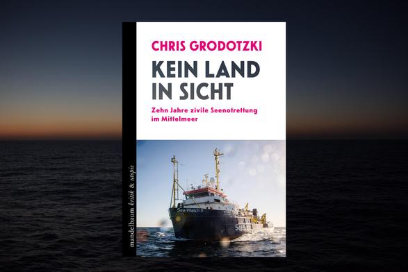 Foto eines Buchcovers mit einem Bild des Rettungsschiffes Sea-Watch 3 und der schwarz-pinken Aufschrift: Chris Grodotzki. Kein Land in Sicht. Zehn Jahre zivile Seenotrettung im Mittelmeer.