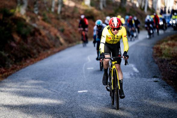 Le Danois Jonas Vingegaard (Team Visma | Lease a Bike), à l'attaque sur la montée de la Loge des Gardes, sur la 4e étape de Paris-Nice 2025 - Photo : ASO/Billy Ceusters